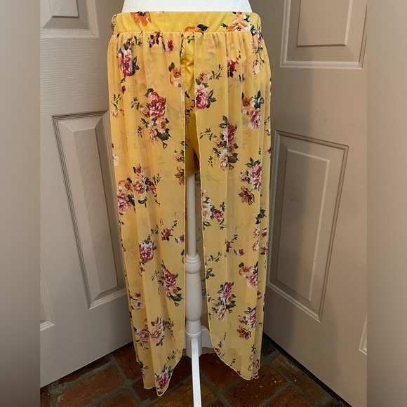 No Boundaries Pants - No Boundries yellow floral pull on skort in Jr size XL (15-17).